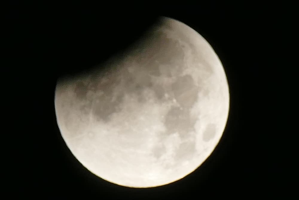 <b>El eclipse parcial de luna del día 7 de agosto de 2017 </b>
<br>Un eclipse de Luna nos activa frecuencias y emociones a las que estábamos habituados, conectadas con relaciones, en este caso, asociaciones de colaboración o de amistad, y una necesidad de plantearnos si, realmente, lo que estamos viviendo pertenece a nuestra antigua identidad o apoya nuestro despertar.