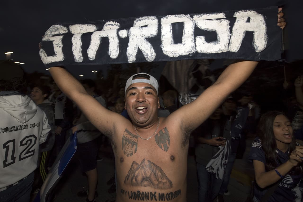 La afición de Rayados muestra confianza en su equipo y llega al Estadio con banderas, cánticos y bengalas.