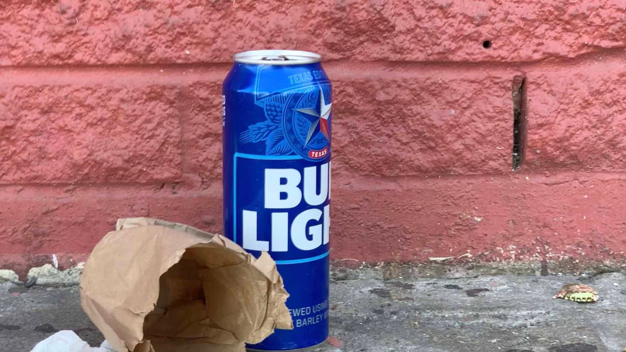 Además del consumo de bebidas alcoholicas en vía pública, este problema origina basura y suiciedad en el área.