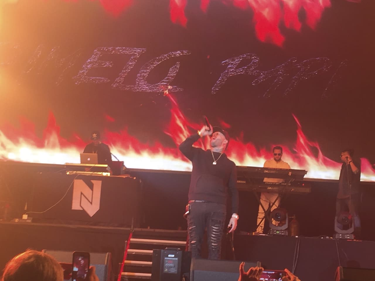 “Gracias @sonymusiclatin, gracias @codiscos, gracias @laindustriainc y todos los que algún día aportaron que están y no están mil gracias”- Nicky Jam.