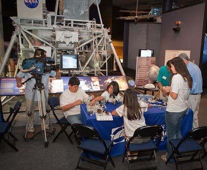 Este verano la NASA va a estar implementando su programa Verano de Innovación, trayendo a estudiantes de escuela media las emocionantes experiencias de la ciencia, tecnología, ingeniería y matemáticas. Este programa es parte del esfuerzo que la NASA está haciendo para que nuestros niños se interesen por las carreras del futuro y está dirigido a aquellos estudiantes que más necesitan tener acceso a estos conocimientos.