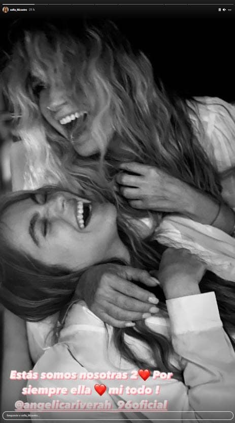 La actriz de 24 años publicó la imagen en sus historias de Instagram donde agregó el siguiente mensaje: "Estas somos nosotras dos. Por siempre ella mi todo".