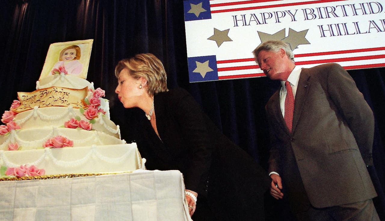 Al año siguiente Hillary Clinton se preparaba para su propia campaña, que la llevaría al senado por Nueva York. Sopló las velas por sus 52 años en un evento de recaudación de fondos junto a su esposo Bill en Washington el 23 de octubre de 1999.