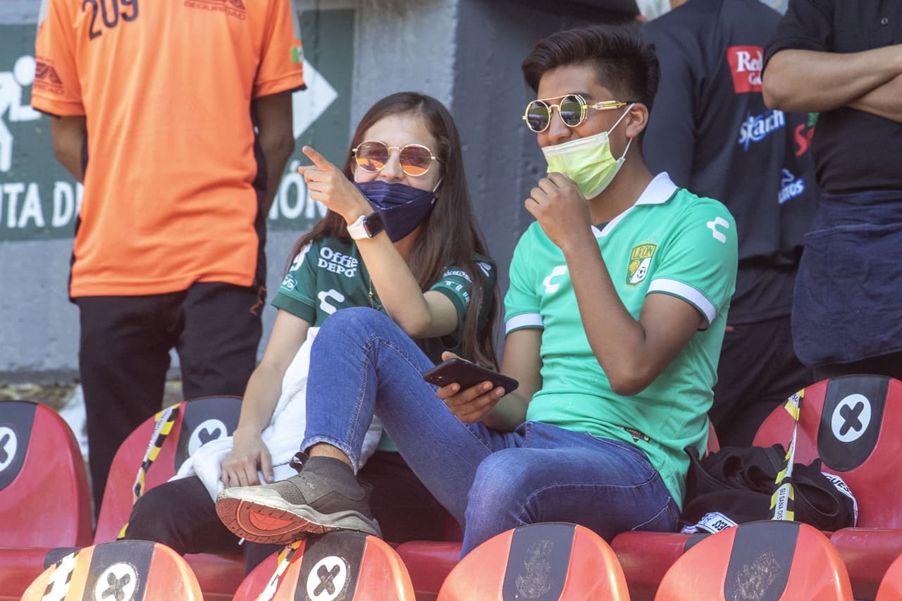 La afición de León aprovechó la cercanía de Guadalajara para acompañar a su equipo.