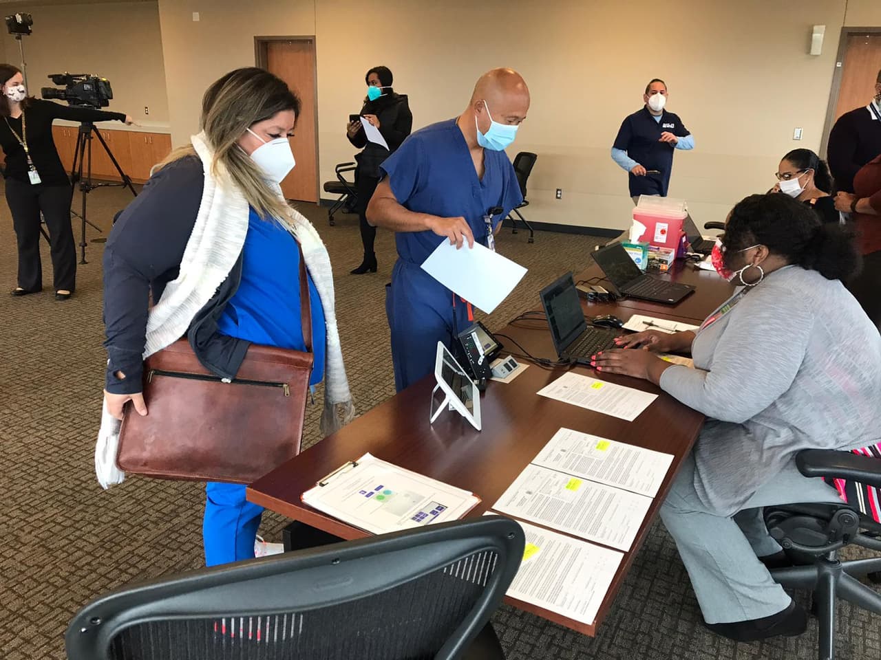 Trabajadores del área de salud son parte del primer grupo que recibirán la vacuna y se distribuirá de forma paulatina.