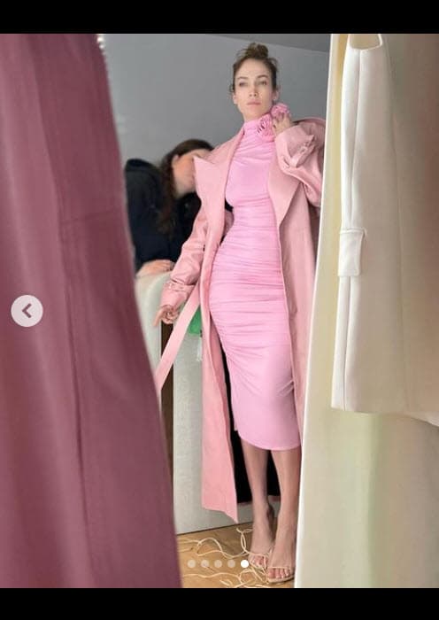 La esposa de Ben Affleck
<b><a href="https://www.univision.com/famosos/jlo-vestidos-de-novia-fotos" target="_blank">se dejó ver con este 'total look' </a></b>en rosa que llamó la atención de muchos por el detalle que trae en el cuello.
<br>