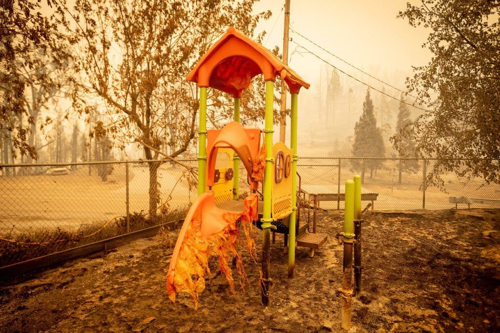 La fotografía muestra el plástico derretido de los juegos infantiles de la escuela Pine Ridge en un área no incorporada del condado de Fresno.