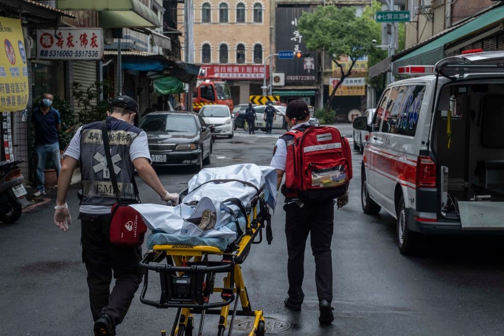 La operación de rescate, que ha incluido varias rondas por el edificio, ya ha concluido. Las escenas alrededor del edificio eran 
<b>las de una gran tragedia</b>: ambulancias, camiones de bomberos, camillas, trasporte de heridos y muertos.