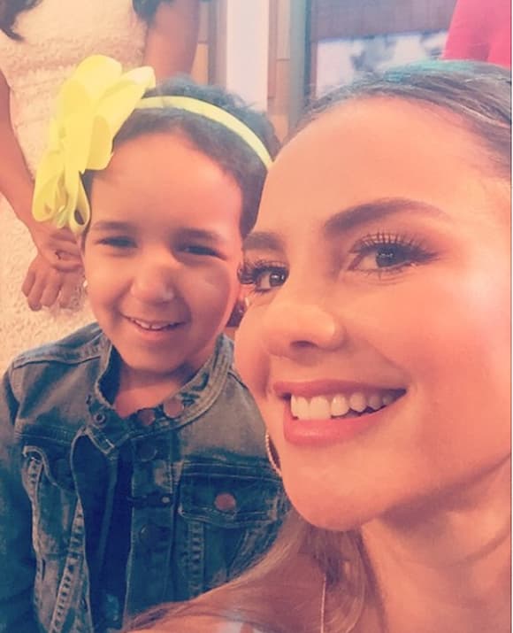 '¡Símbolo de esperanza! Esta sonrisa nos muestra que no importa cuál sea la circunstancia, hay esperanza cuando tienes fe', compartió Xumena. (Junio 8, 2015)