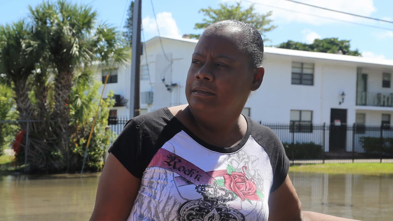 Cherlisa Battle-Marshall, afuera de su departamento el día de la inundación.