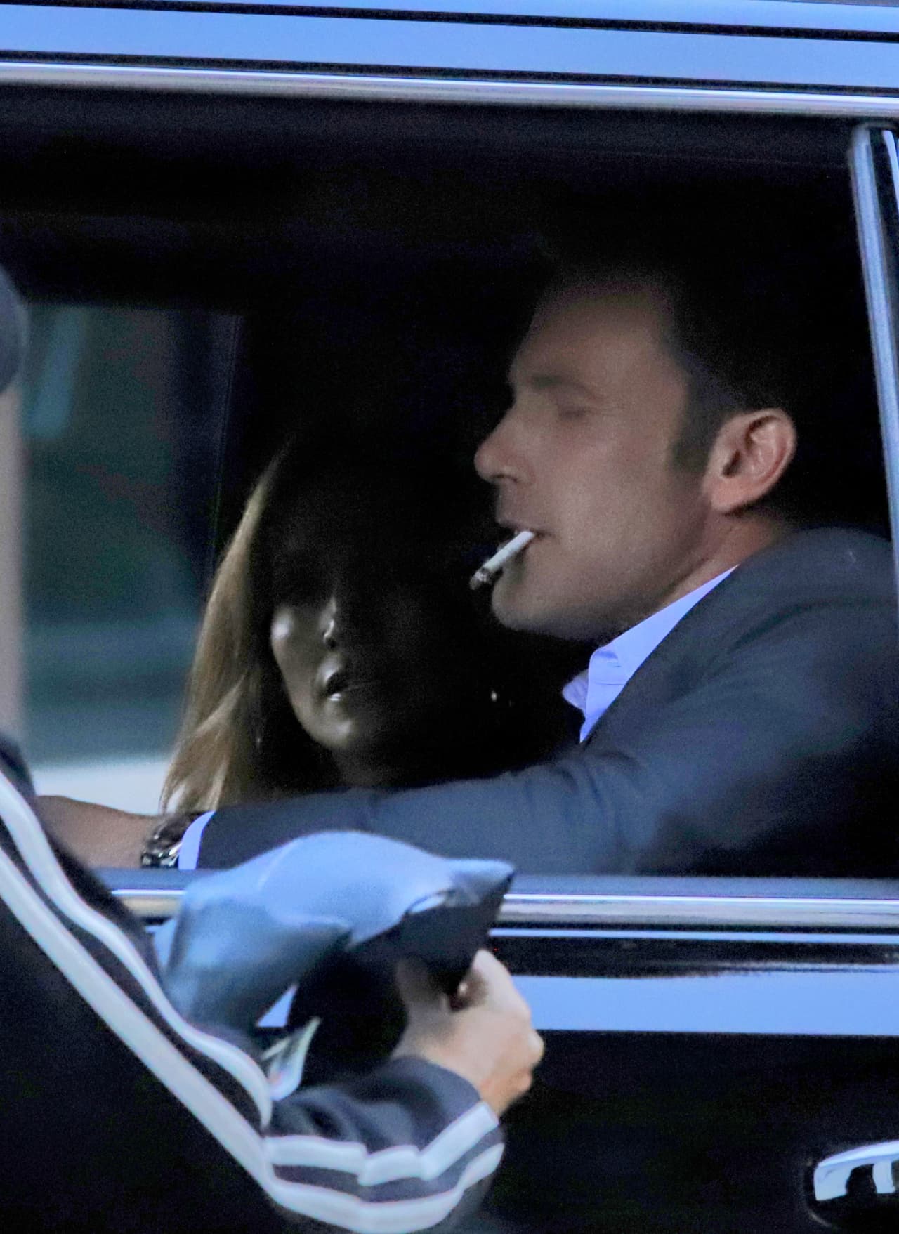 Los fanáticos se acercaron a él cuando tenía pocos minutos de haber encendido un cigarrillo, mientras
<b><a href="https://www.univision.com/famosos/jlo-ben-affleck-juntos-5-hijos-primera-vez-fotos" target="_blank"> JLo observaba a su lado. </a></b>
<br>