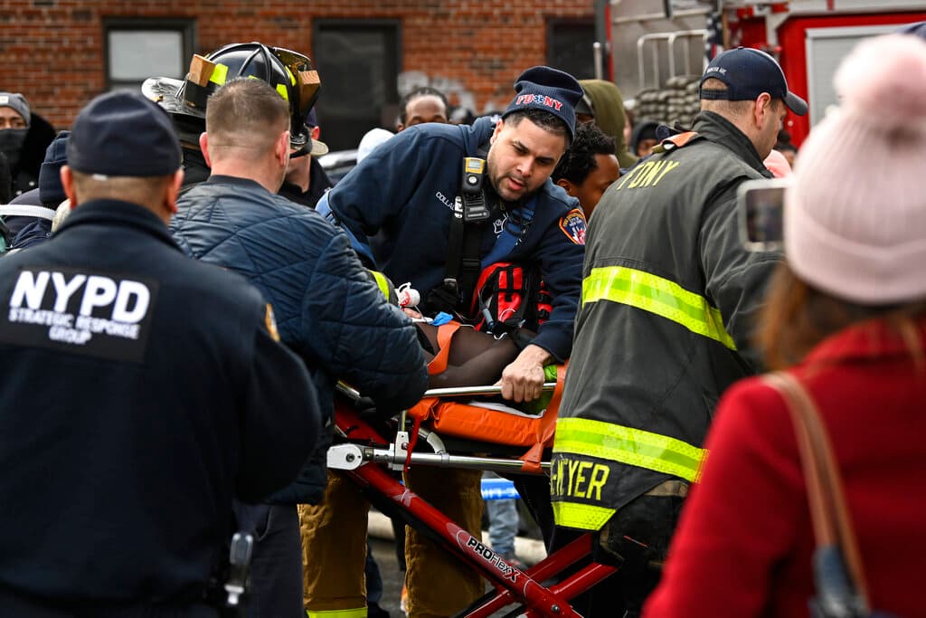 Varios medios publicaron cifras sobre presuntos
<b> niños heridos y en condición crítica</b>, pero el comisionado Nigro se limitó a confirmar que
<b>hay 9 menores de edad fallecidos. </b>