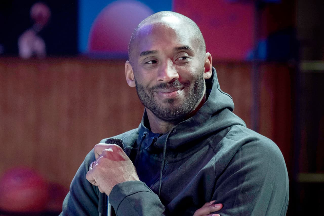 <b>Kobe Bryant, 41 años.</b> La estrella de la NBA ganó cinco campeonatos y se convirtió en uno de los mejores jugadores de baloncesto de su generación en una carrera de 20 años con Los Ángeles Lakers.
<a href="https://www.univision.com/noticias/sucesos/reportan-muerte-de-kobe-bryant-en-un-accidente-de-helicoptero-en-california"><u>Falleció el 26 de en un accidente de helicóptero</u></a>.
<a href="https://www.univision.com/noticias/sucesos/asi-se-ve-el-lugar-donde-se-precipito-el-helicoptero-en-el-viajaba-kobe-bryant-fotos-fotos"><u>Vea aquí las fotografías de este lamentable accidente que enlutó al país</u></a>