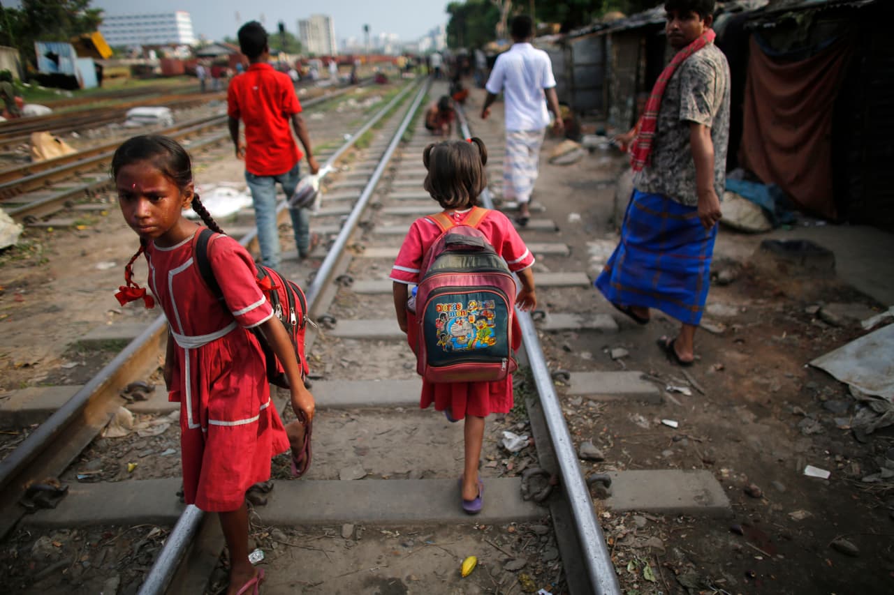 <b>Bangladesh. </b>Estudiantes de primaria deben caminar a lo largo de una vía férrea para llegar a su escuela en Dhaka. 29 de mayo de 2014.