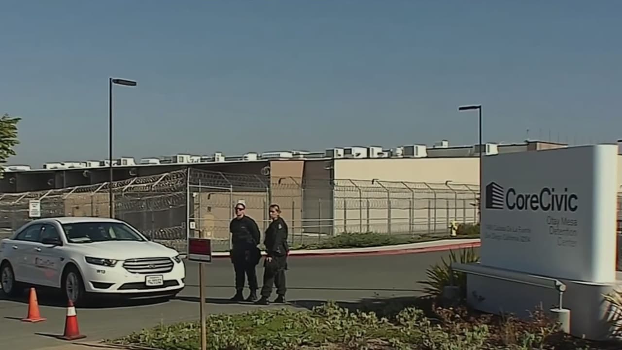 Gobierno compra dos megacentros de detención para inmigrantes en California
