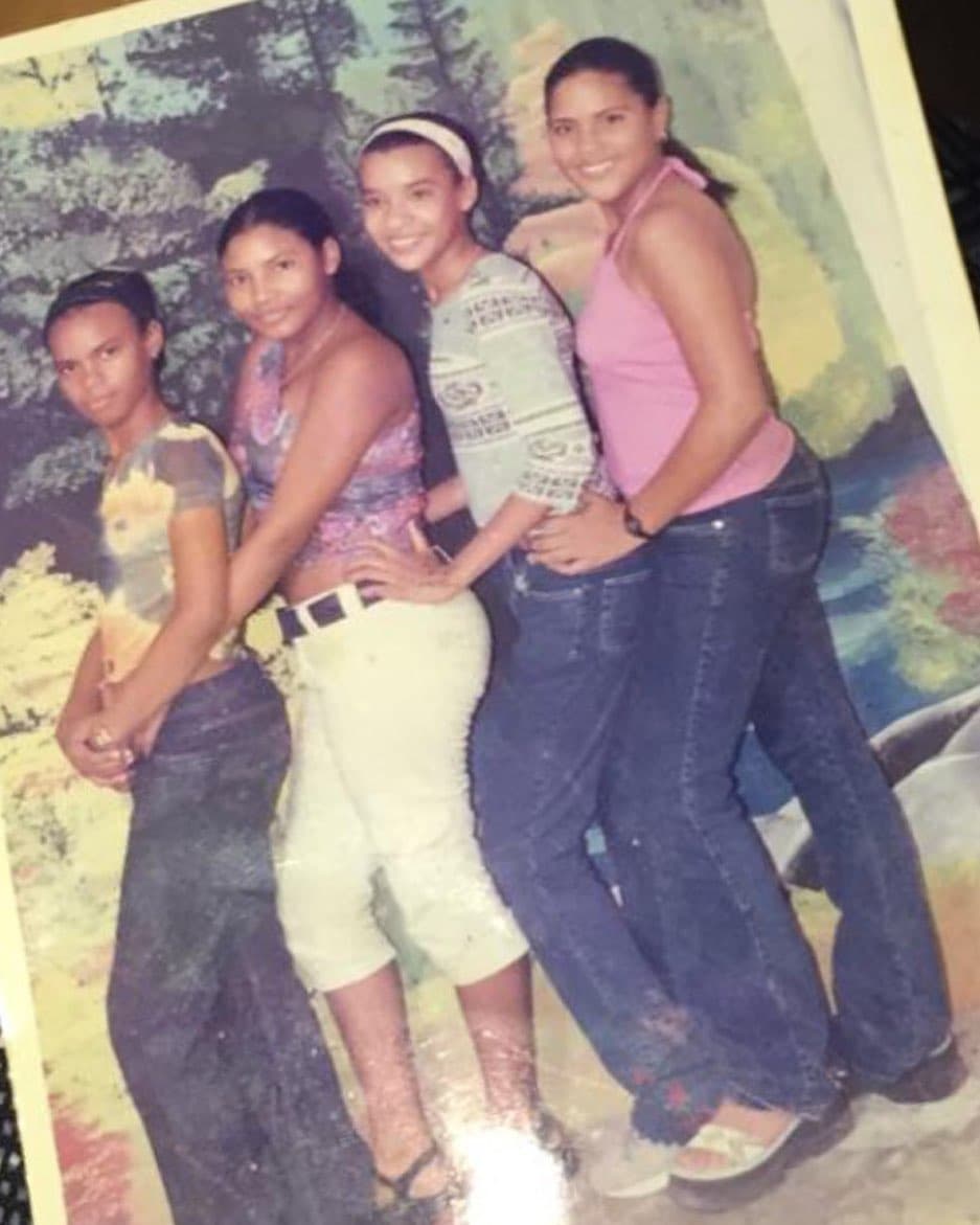 Además, la presentadora dominicana público en Instagram una de las memorias que guarda de su adolescencia en Azua: "Por nada en este mundo cambiaría de donde vengo. Todo lo vivido, bueno o malo, me ha formado y traído hasta este punto de mi vida".