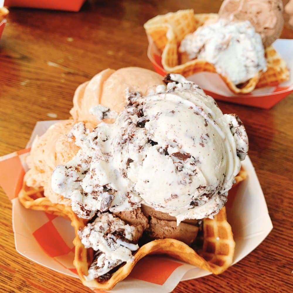 <b>The Franklin Fountain </b>
<br>Dirección: 116 Market St,
<b> </b>Philadelphia
<br>Teléfono: (215) 627-1899
<br>Sitio web: 
<a href="https://www.franklinfountain.com/">https://www.franklinfountain.com/</a> 
<br>
<a href="https://www.yelp.com/map/the-franklin-fountain-philadelphia"><b>Cómo llegar</b></a>
<br>
<br>En Yelp dicen que ofrecen: “Helados caseros estilo Filadelfia, tartas de frutas frescas, chocolate caliente casero y otros aderezos, refrescos elaborados mano de una fuente de mármol y bronce de 1905, sundaes espectaculares y caramelos históricos”.