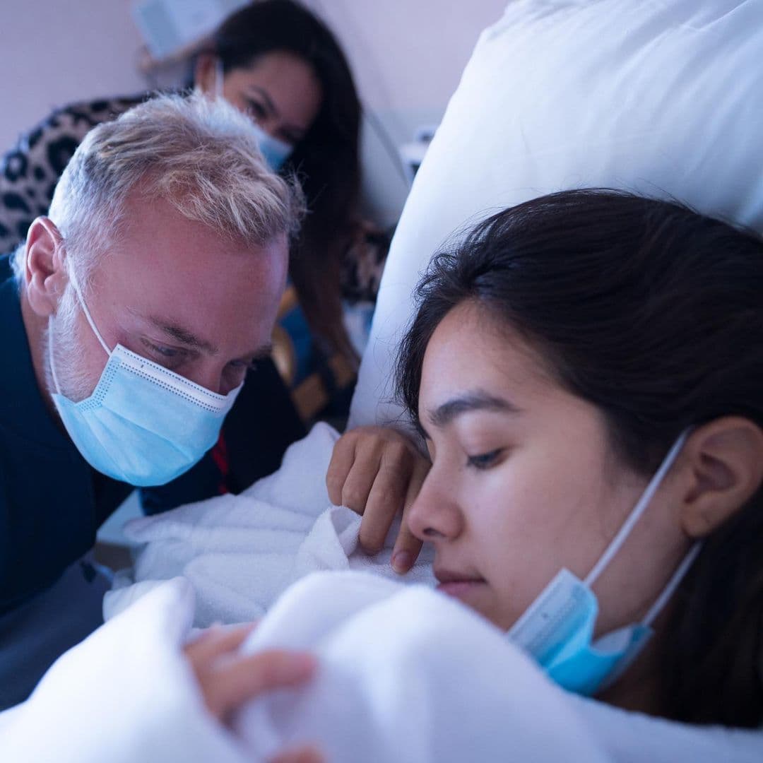 Dos meses después del nacimiento de su hija, Sharon y Gianluca compartieron a la revista Hola! USA que la pequeña padecía 
<b>paladar hendido</b>.
<br>