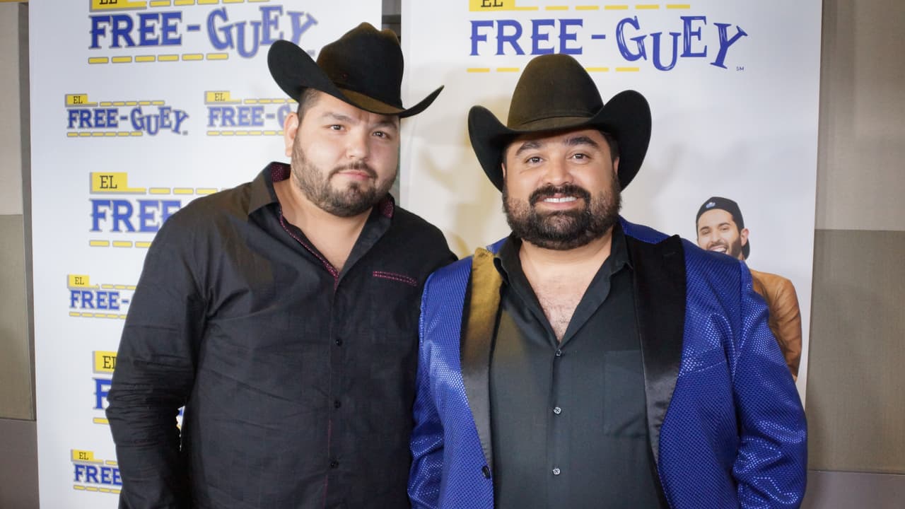 Los tres locutores se la pasaron 🎶 "fine, fine, fine, very good, very good, very good, very, very, very, very good" 🎶 con Los Rieleros de Norte.