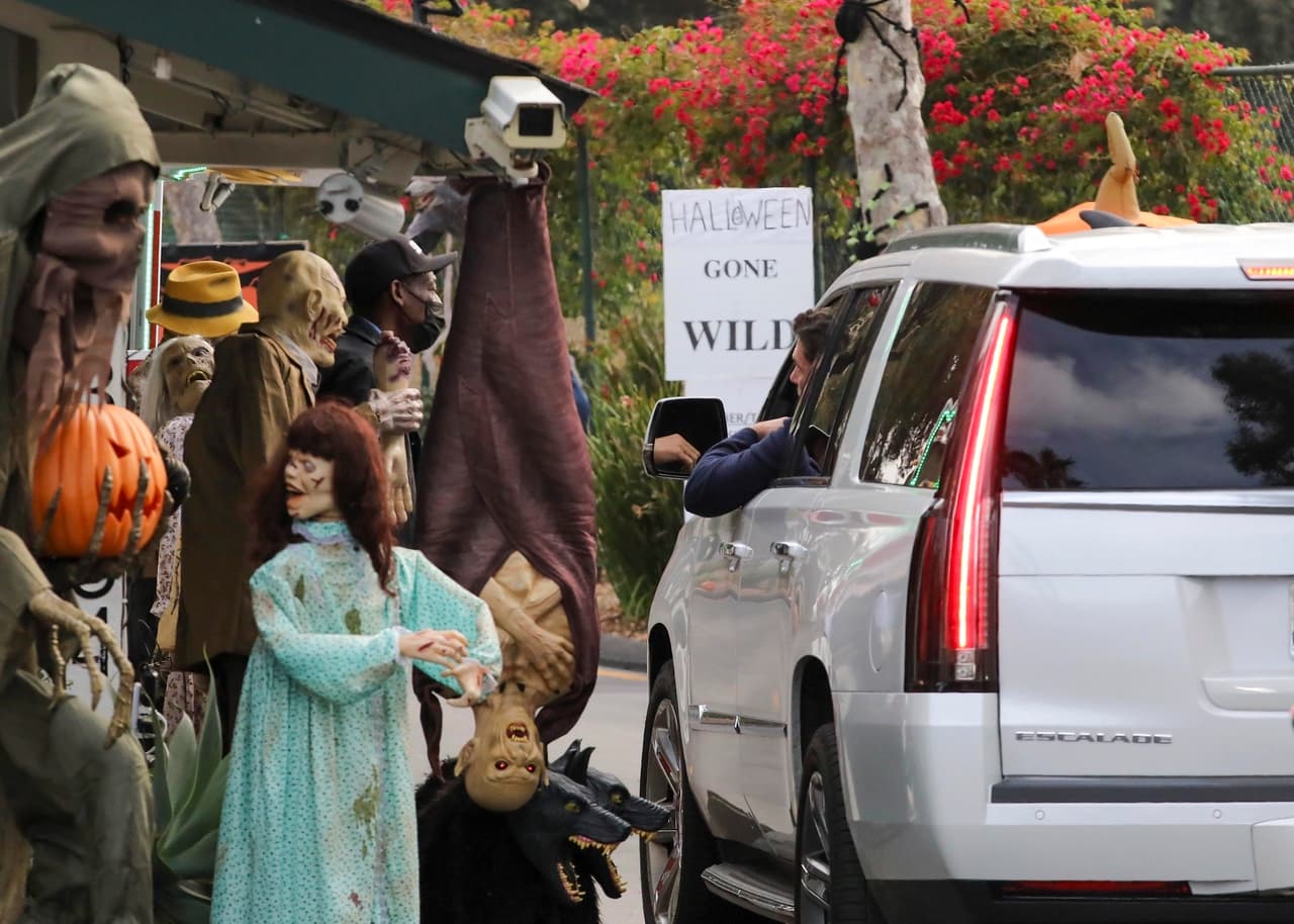 Además, una fuente le confirmó a Page Six que Affleck y Garner habían pasado tiempo juntos 
<b><a href="https://www.univision.com/famosos/hijos-de-ben-affleck-y-jennifer-garner-fotos" target="_blank">con sus hijos</a></b> Violet (15 años), Seraphina (12) y Samuel (9) en el café Huckleberry en Santa Mónica el domingo 31 de octubre por la mañana.
<br>