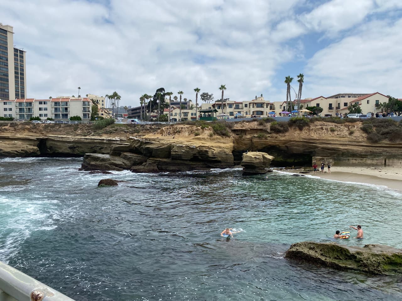 Cuevas, piscinas naturales y hasta una zona protegida para focas, los encantos de La Jolla, un verdadero tesoro en las costas de San Diego en California.