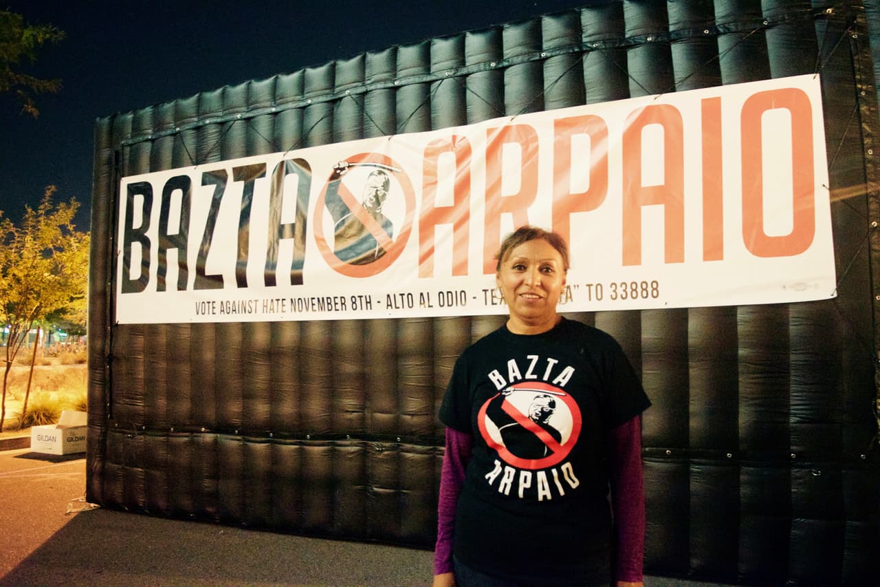 Maricruz Ramírez estuvo todo el sábado 22 de octubre, tocando puertas para decirle a los latinos que no le den su voto al sheriff del condado de Maricopa, Joe Arpaio. La campaña #BaztaArpaio cerró su jornada con una "fiesta de despedida" al sheriff en el centro de Phoenix.