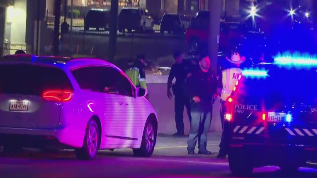 Un hombre muere atropellado cuando ayudaba a otro conductor tras un accidente en Fort Worth