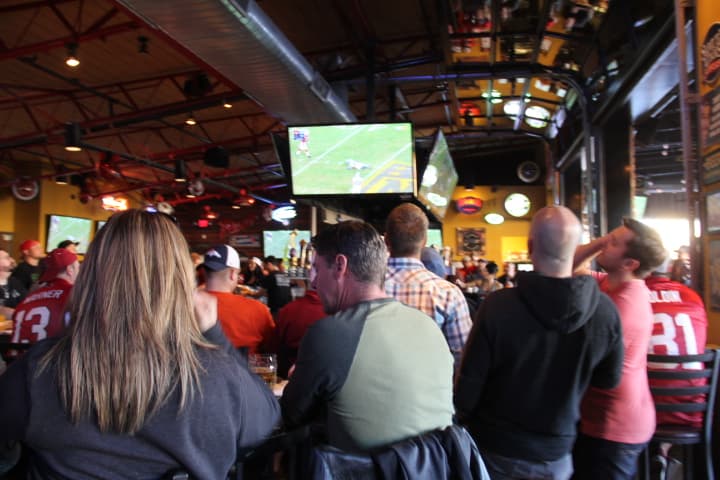 A mitad de juego, las Panteras llevan una ventaja por los Cardenales, poniéndole los nervios de punta a los fans de los pájaros rojos.