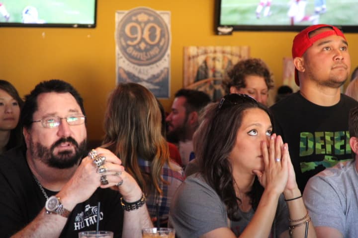 A mitad de juego, las Panteras llevan una ventaja por los Cardenales, poniéndole los nervios de punta a los fans de los pájaros rojos.