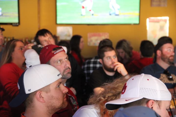 A mitad de juego, las Panteras llevan una ventaja por los Cardenales, poniéndole los nervios de punta a los fans de los pájaros rojos.