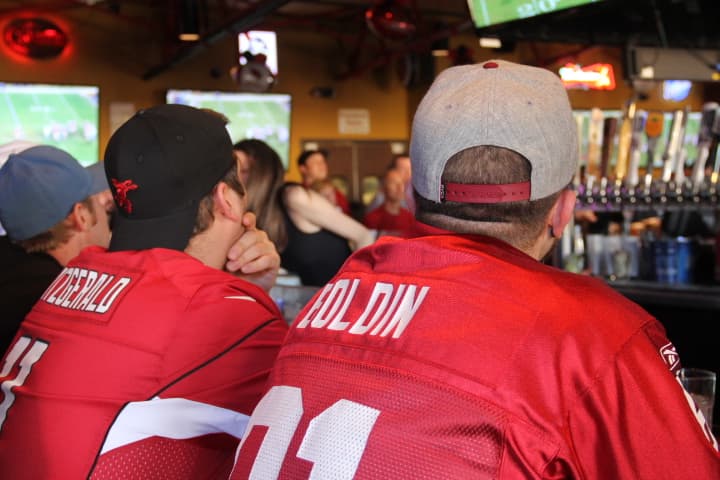 A mitad de juego, las Panteras llevan una ventaja por los Cardenales, poniéndole los nervios de punta a los fans de los pájaros rojos.