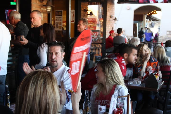 A mitad de juego, las Panteras llevan una ventaja por los Cardenales, poniéndole los nervios de punta a los fans de los pájaros rojos.