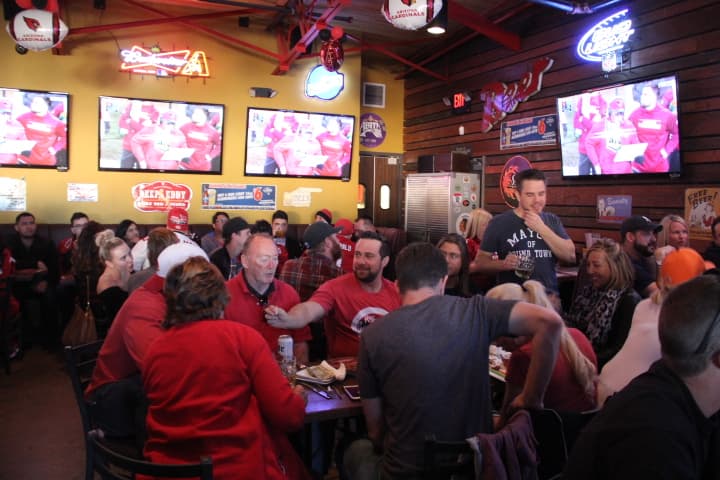 A mitad de juego, las Panteras llevan una ventaja por los Cardenales, poniéndole los nervios de punta a los fans de los pájaros rojos.