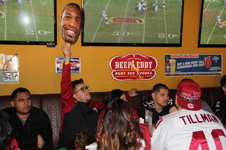 A mitad de juego, las Panteras llevan una ventaja por los Cardenales, poniéndole los nervios de punta a los fans de los pájaros rojos.