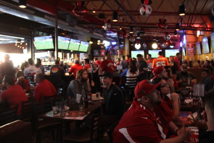 A mitad de juego, las Panteras llevan una ventaja por los Cardenales, poniéndole los nervios de punta a los fans de los pájaros rojos.