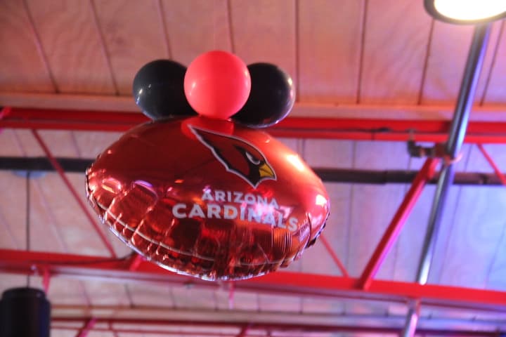 A mitad de juego, las Panteras llevan una ventaja por los Cardenales, poniéndole los nervios de punta a los fans de los pájaros rojos.