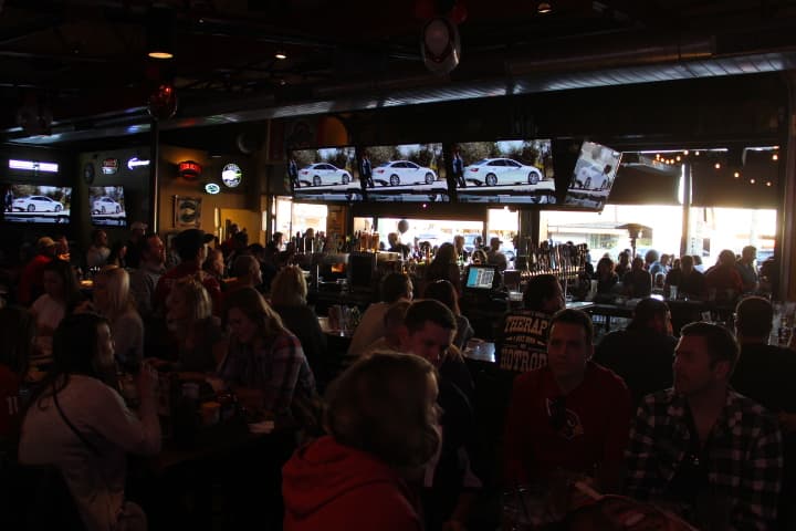 A mitad de juego, las Panteras llevan una ventaja por los Cardenales, poniéndole los nervios de punta a los fans de los pájaros rojos.