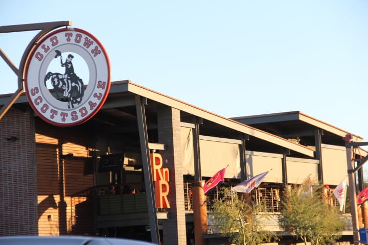 A mitad de juego, las Panteras llevan una ventaja por los Cardenales, poniéndole los nervios de punta a los fans de los pájaros rojos.