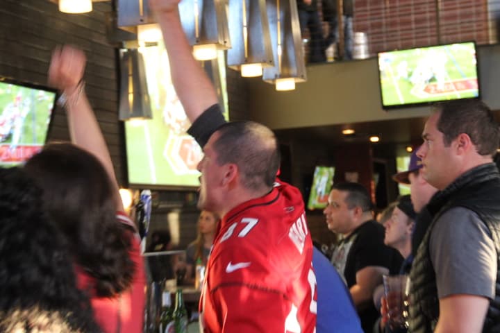 A mitad de juego, las Panteras llevan una ventaja por los Cardenales, poniéndole los nervios de punta a los fans de los pájaros rojos.