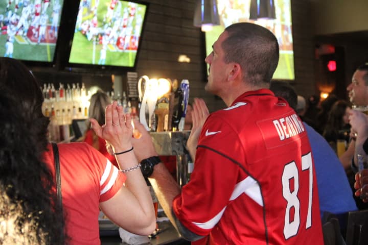 A mitad de juego, las Panteras llevan una ventaja por los Cardenales, poniéndole los nervios de punta a los fans de los pájaros rojos.