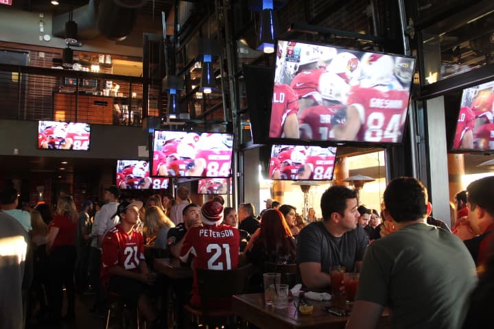 A mitad de juego, las Panteras llevan una ventaja por los Cardenales, poniéndole los nervios de punta a los fans de los pájaros rojos.