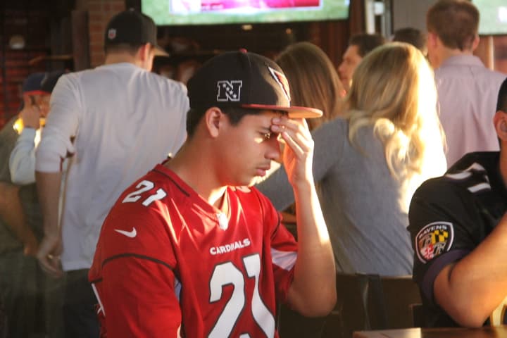A mitad de juego, las Panteras llevan una ventaja por los Cardenales, poniéndole los nervios de punta a los fans de los pájaros rojos.
