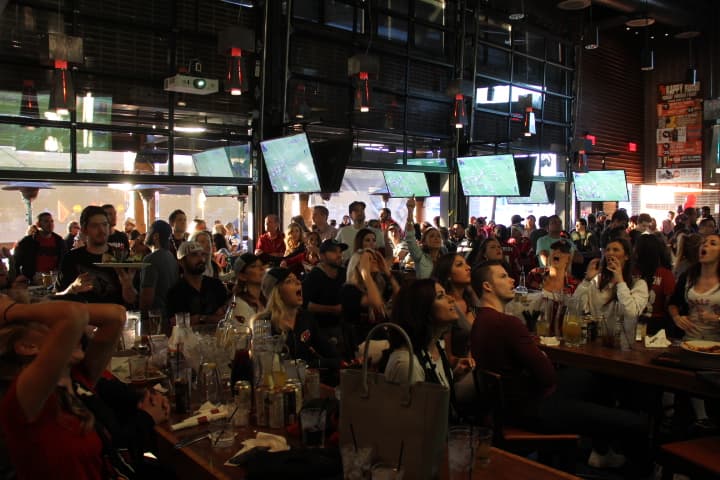 A mitad de juego, las Panteras llevan una ventaja por los Cardenales, poniéndole los nervios de punta a los fans de los pájaros rojos.