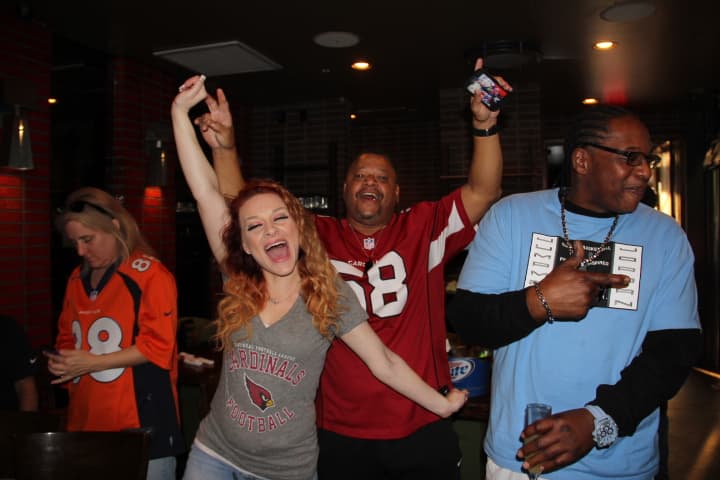A mitad de juego, las Panteras llevan una ventaja por los Cardenales, poniéndole los nervios de punta a los fans de los pájaros rojos.