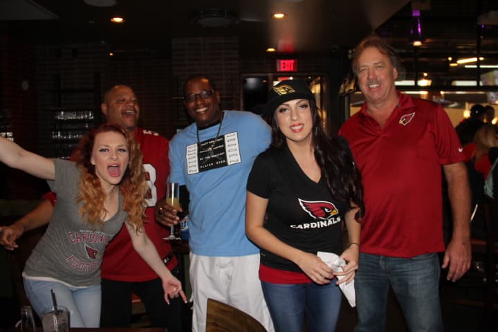 A mitad de juego, las Panteras llevan una ventaja por los Cardenales, poniéndole los nervios de punta a los fans de los pájaros rojos.