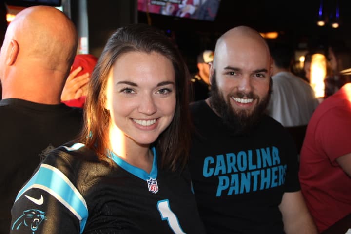 A mitad de juego, las Panteras llevan una ventaja por los Cardenales, poniéndole los nervios de punta a los fans de los pájaros rojos.