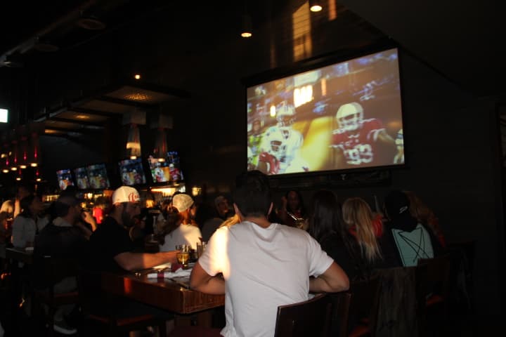 A mitad de juego, las Panteras llevan una ventaja por los Cardenales, poniéndole los nervios de punta a los fans de los pájaros rojos.