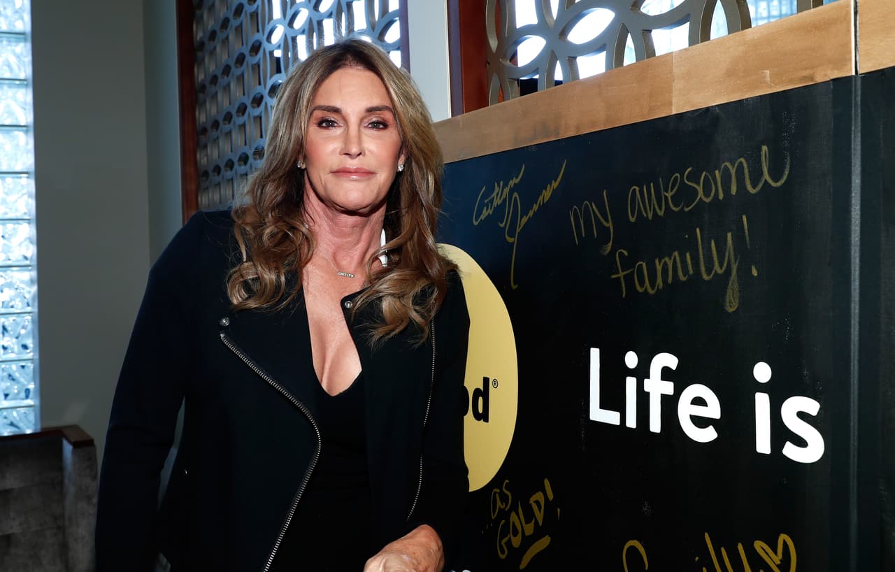 Bruce se casó con Kris Jenner, madre de las Kardashian, pero su relación no funcionó. El atleta empezó un cambio de sexo y asumió su cambio como mujer, para convertirse en público en Caitlyn Jenner.