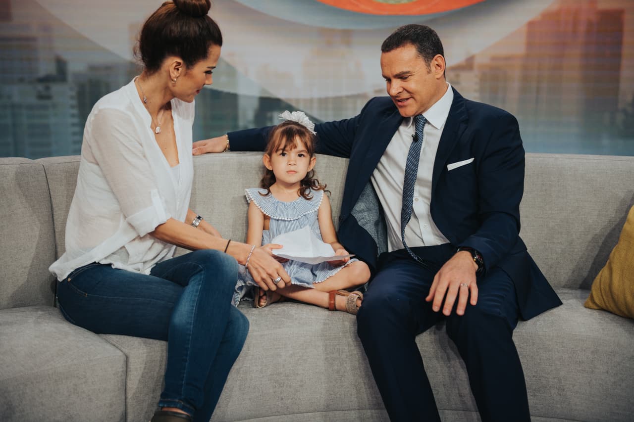 Su esposa Cristy Bernal, acompañada de su hija Michelle, llegaron para desearle suerte y acompañarlo.