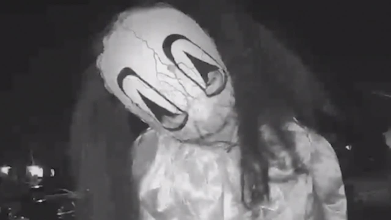 Disfrazados y con máscaras terroríficas, tres sujetos intentan ingresar a una casa en Alexandria